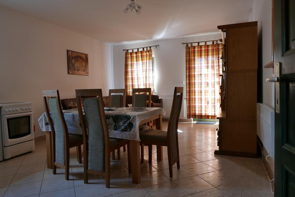 Hillside Apartments รีฟฟือเลิพ ภายนอก รูปภาพ